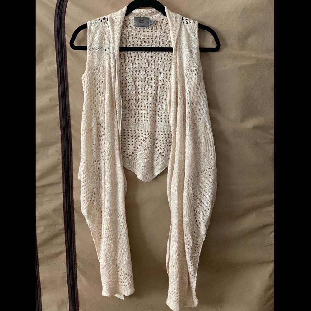Short knitted cardigan